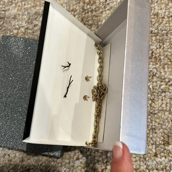 New in gift box Beautiful rhinestone statement necklace & earring set. - Picture 4 of 6